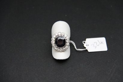 Bague en platine sertie d'un saphir taille...