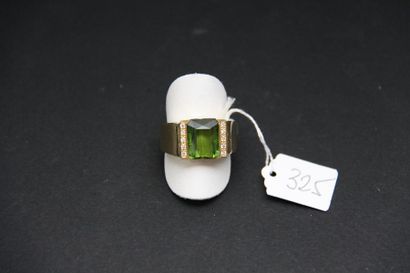 Bague chevalière en or jaune sertie d'une...