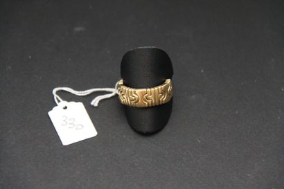 BULGARI : Anneau semi rigide ouvert en or...