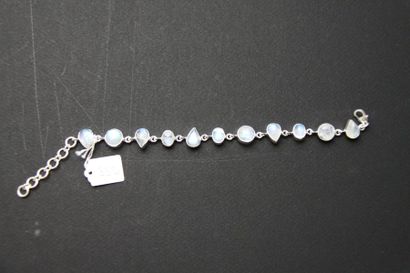 Bracelet en argent (925/oo) orné de cabochon...