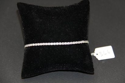 Bracelet ligne en or gris 18K (750/oo) serti...