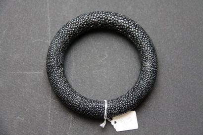Bracelet jonc rond recouvert de galuchat...