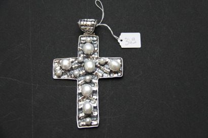 Grande croix en argent (950/oo) agrémentée...