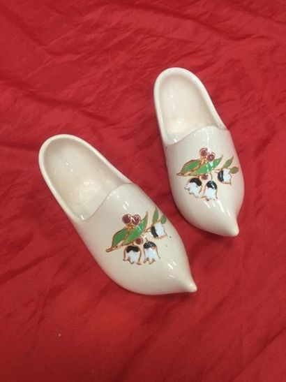 Longwy, paire de sabot, décor floral sur...