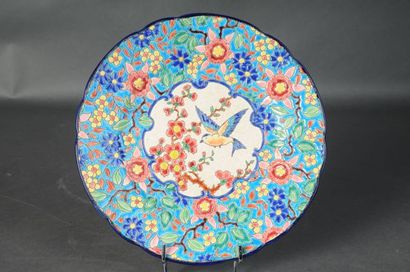 LONGWY, Assiette chantournée, cartouche d'oiseaux,...