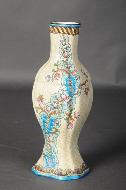 LONGWY - Vase quadrangulaire, décor floral...