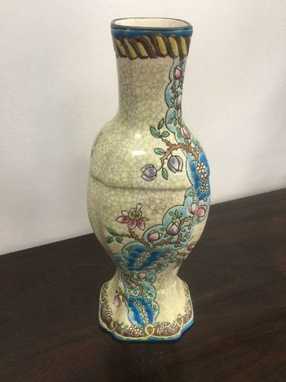 LONGWY - Vase quadrangulaire, décor floral...