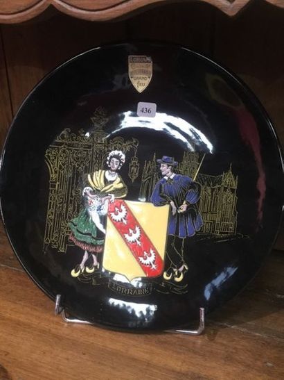 Plat en faïence noire, diam. 32 cm, Lorraine,...