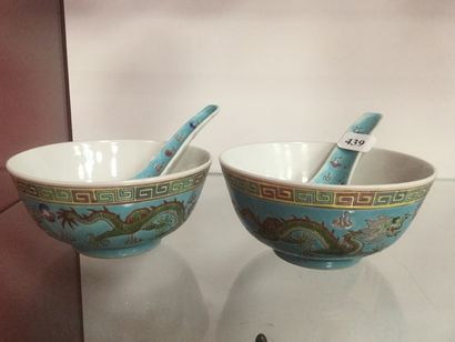 Lot de deux bols de riz en porcelaine à décor...