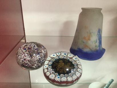 Deux sulfures et une tulipe en verre soufflé...