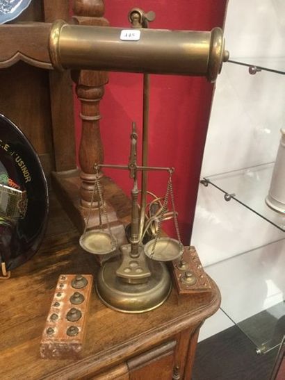 Deux boîtes de poids en laiton + lampe de...