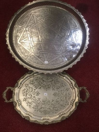 Plat tripode en métal martelé, décor oriental,...
