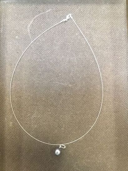 (1068) Pendentif or blanc 0,8 gr et perle...