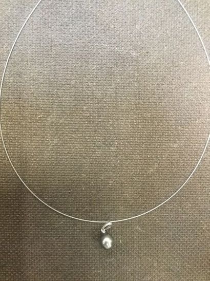 (1231) Pendentif or blanc 0,8 gr et perle...