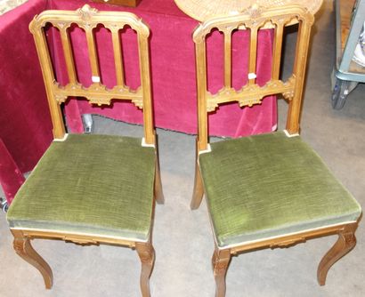 350- Paire de chaises en bois sculpté Couverture...