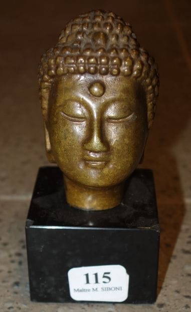 115- Tête de bouddha en bronze sur son socle...