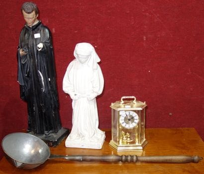 287- 2 statues en plâtre (accidents), pendule...