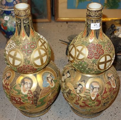 97- SATZUMA Paire de vases H : 37 cm