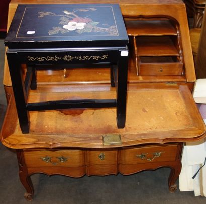 313- Bureau de pente et table basse laqu...