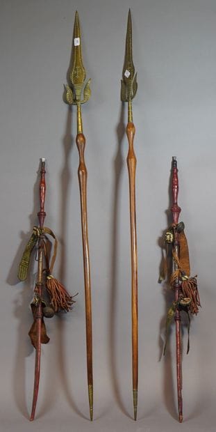 61- Lot de 2 lances en bois et laiton sculpté...