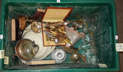 372- Caisse de divers : verres, lampe, fourchette...