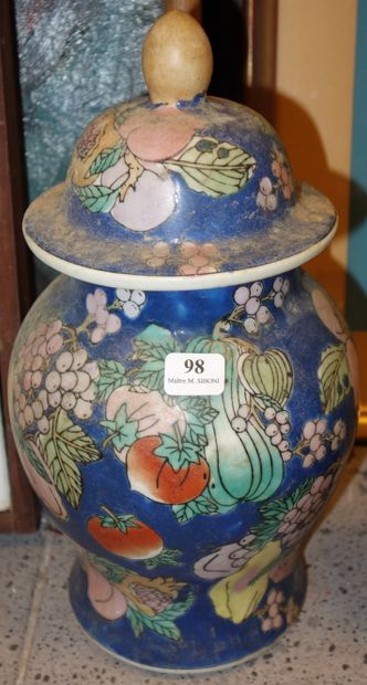 98- Pot couvert en porcelaine à décor de...