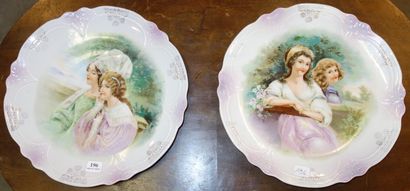 196- 2 assiettes en porcelaine à décor de...