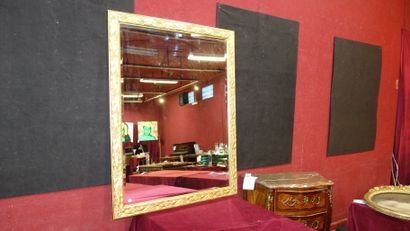 250- Miroir, cadre doré 135 x 105 cm