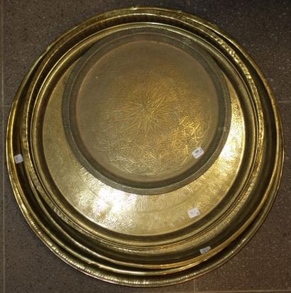 90- Lot de 6 plateaux en métal doré Afrique...