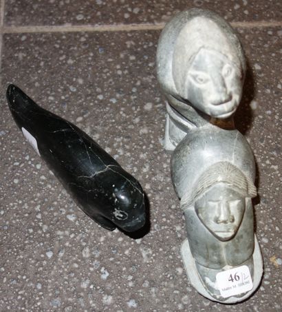 46- Deux sujets Inuits en pierre à décor...