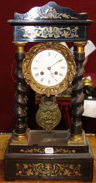 234- Pendule portique avec incrustations...