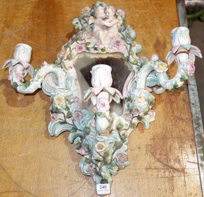 240- Applique en porcelaine à décor d'Amours...