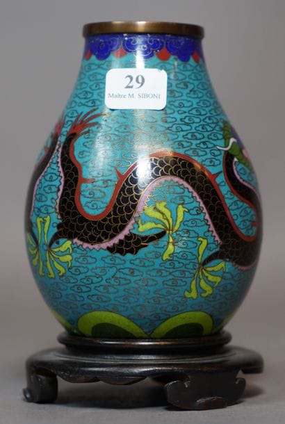 29- Vase à fond percé (enfoncement) à décor...