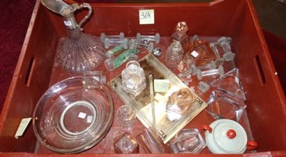 364- Caisse de divers : flacons de toilette,...