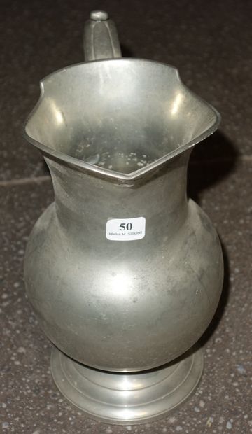 50- Pichet en étain H : 23 cm
