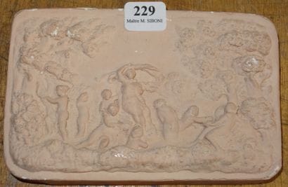 229- Bas-relief en plâtre à décor de bacchanales...