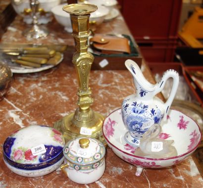 200- Lot de divers : coupe piédouche en porcelaine,...