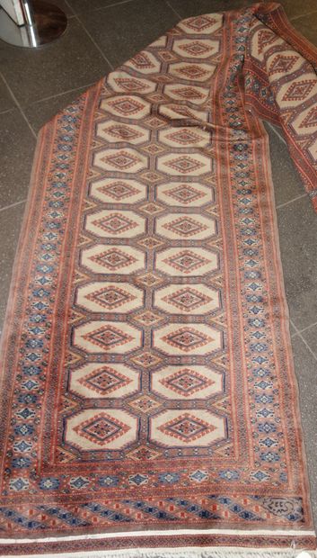 159- Tapis galerie fait main sur fond beige...