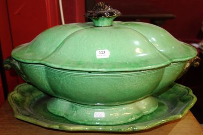 223- Soupière en céramique émaillé verte...