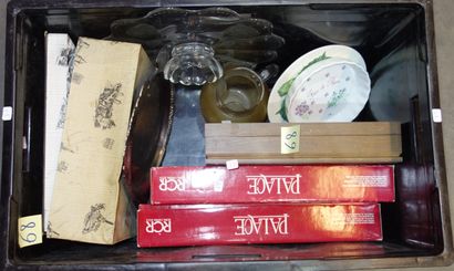 68- Caisse de divers : 12 verres à pied en...
