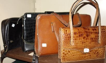136- 3 sacs à main en cuir (dans l'état)...