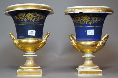35- Paire de vases Médicis en porcelaine...