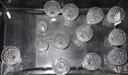 74- 9 verres à eau (accidents), 2 coupes...