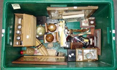 192- Lot de divers : boîtes, aquarelles religieuses,...