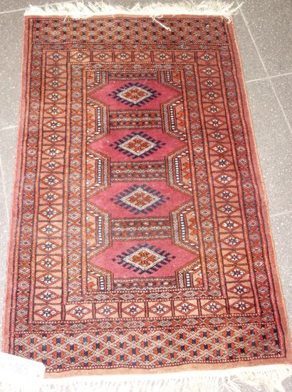 165- Tapis fait main à décor stylisé sur...