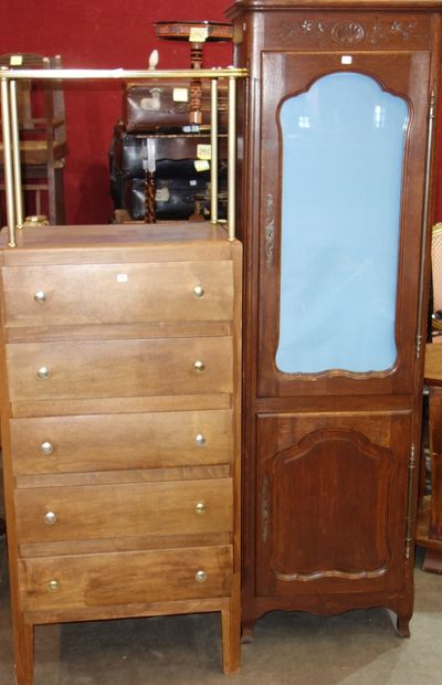 303- Table basse, meuble à 5 tiroirs et vitrine...