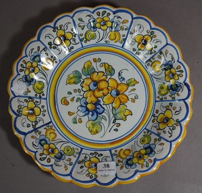 38- Assiette en céramique à décor de fleurs...