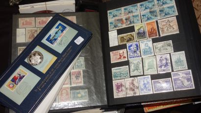 85- Lot de timbres en vrac du monde, cartes...