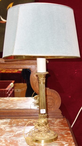206- Lampe en bronze et son abat-jour H :...