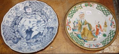 226- CHINE Assiette en porcelaine, monture...